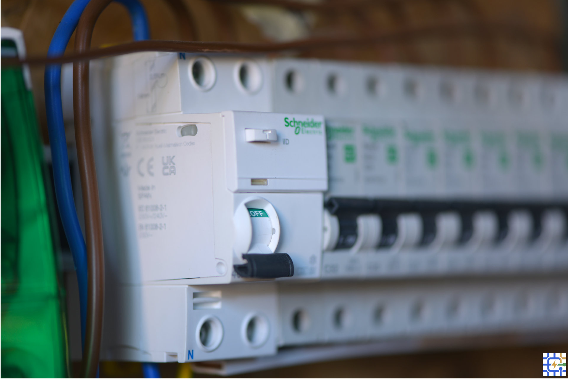Подредено електрическо табло с ясна структура